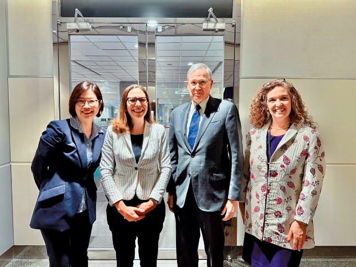 美國前國家安全顧問哈德利（右二）昨日抵臺。