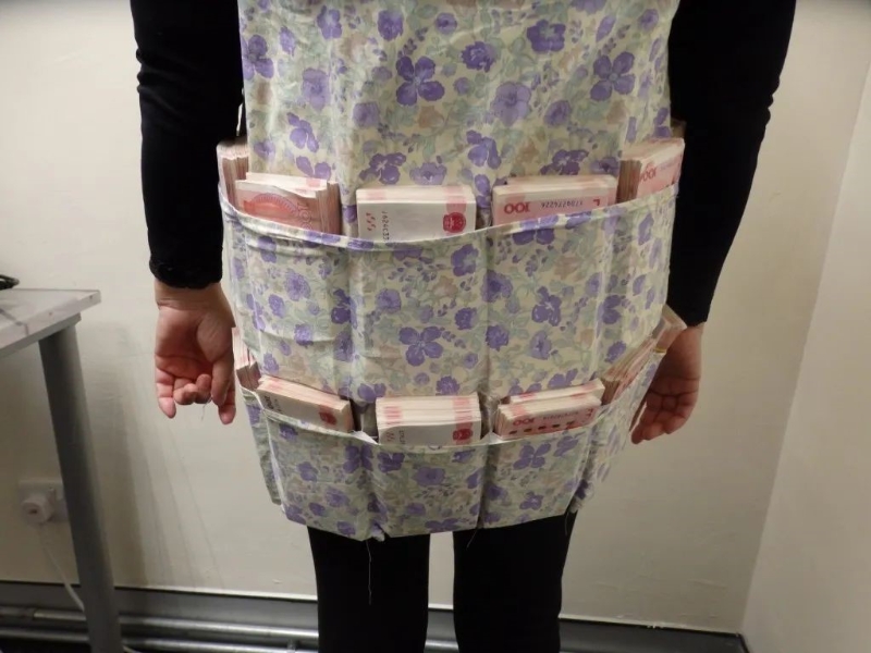 在她攜帶的環(huán)保袋內發(fā)現少量外幣現鈔 在她攜帶的環(huán)保袋內發(fā)現少量外幣現鈔