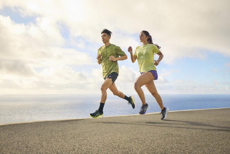 具支撐性的Gel-Kayano 30跑鞋各$1,390 AS，采用首度面世的4D穩(wěn)定系，而中底亦首次加入FF Blast Plus Eco環(huán)保物料制作，鞋內(nèi)外側(cè)用上全新幾何中底切割形狀，減低雙足過度內(nèi)旋的角度及加強支撐。