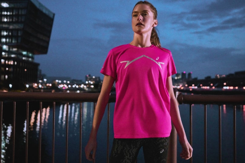 Winter Lite-Show系列女裝T恤$330 AS，胸前、衣袖及背部采用先進的反光細(xì)節(jié)設(shè)計，當(dāng)中50%衣料由循環(huán)再造物料制成及具快干功能。