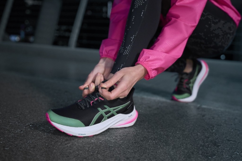 多功能訓(xùn)練型GT-2000 12女裝跑鞋$890 AS，鞋身用安全反光設(shè)計，鞋頭及品牌虎爪標(biāo)志在夜間低光下，呈現(xiàn)炫目的霓虹色彩，另具防寒及擋濕功能。