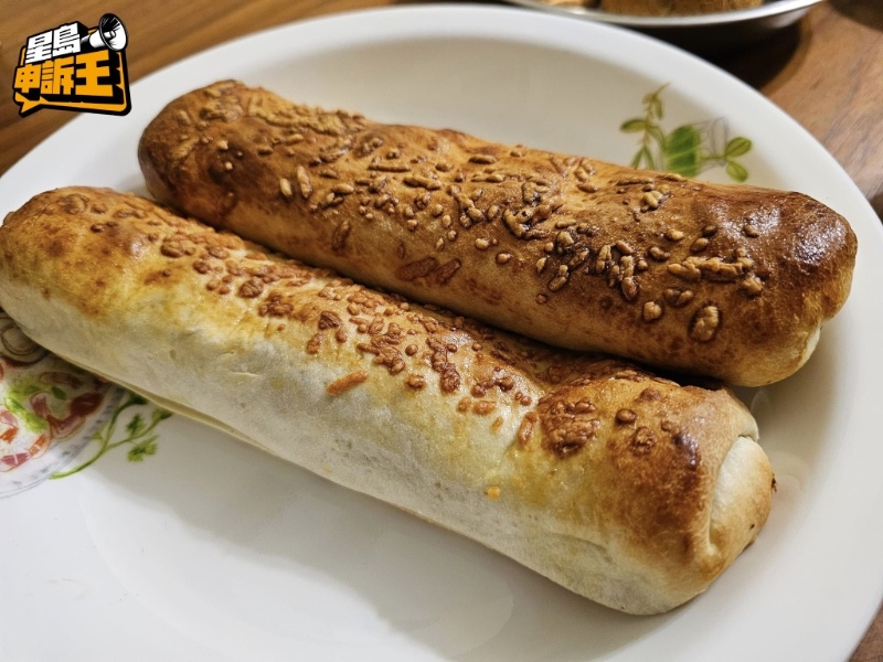 Mandy在家中翻熱從山姆購買的芝士牛肉卷，認(rèn)為吃了一兩啖便很膩。 （受訪者提供圖片）