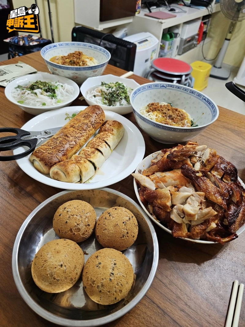 Mandy在山姆掃貨后當(dāng)晚已經(jīng)回家“開餐”，食了燒雞、芝士牛肉卷及麻糬波波，她認(rèn)為燒雞味道不太好，最后吃剩8成的雞肉。 （受訪者提供圖片）