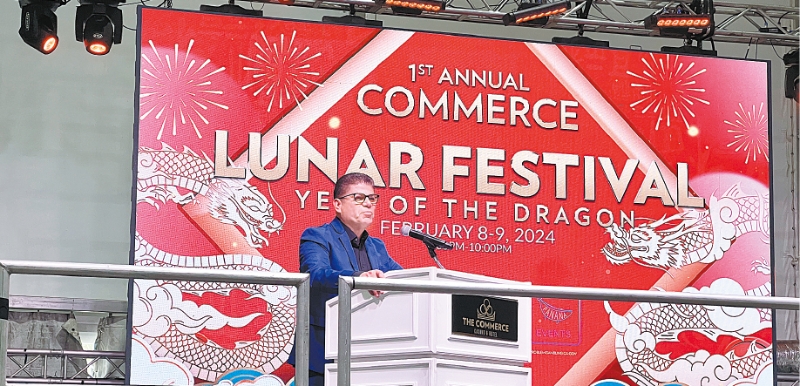 Commerce市長上臺為即將開始的活動做宣傳。陳倍樂攝