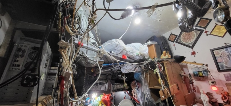 清理前的睡房上格床充布雜物。