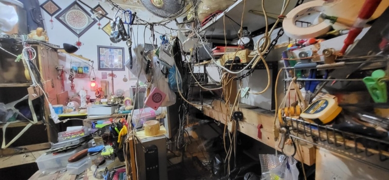 清理前的客廳墻角狀態(tài)雜亂無章。