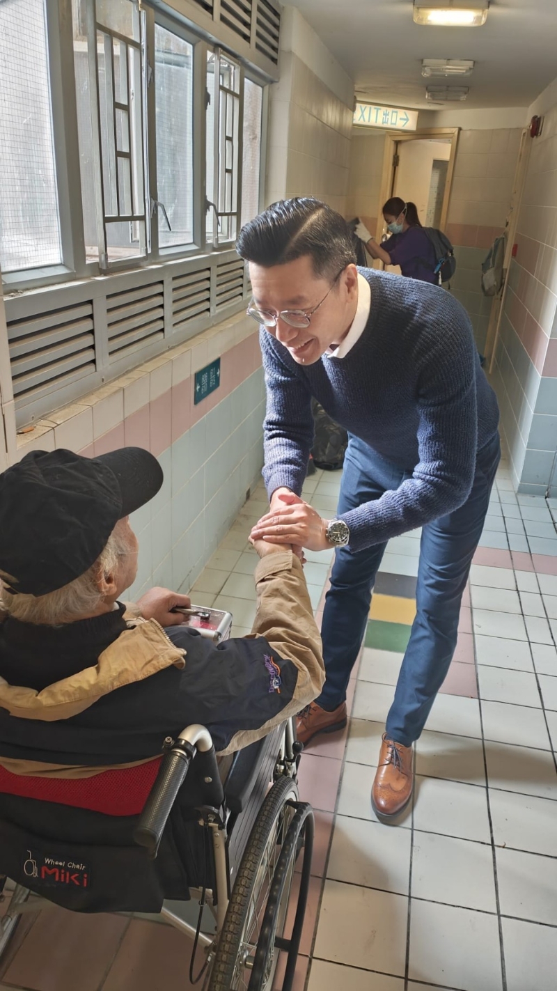 盧伯事后緊握張培剛議員的手及對建祝義工隊表示感謝。 （受訪者提供）