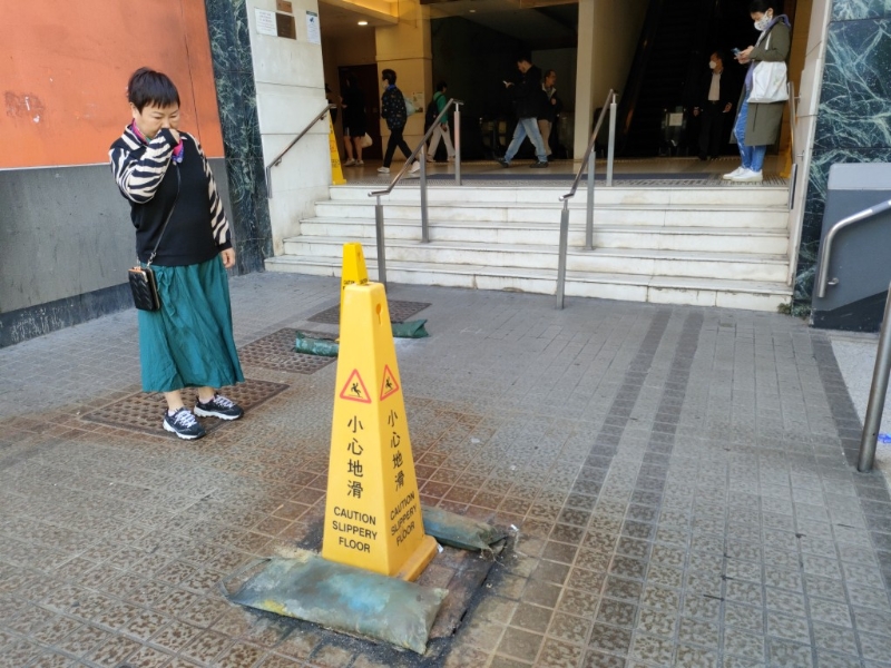 居民鄭太稱每逢下雨天渠蓋味道尤為強烈，形容仿如死老鼠味，經過需要掩鼻而行。