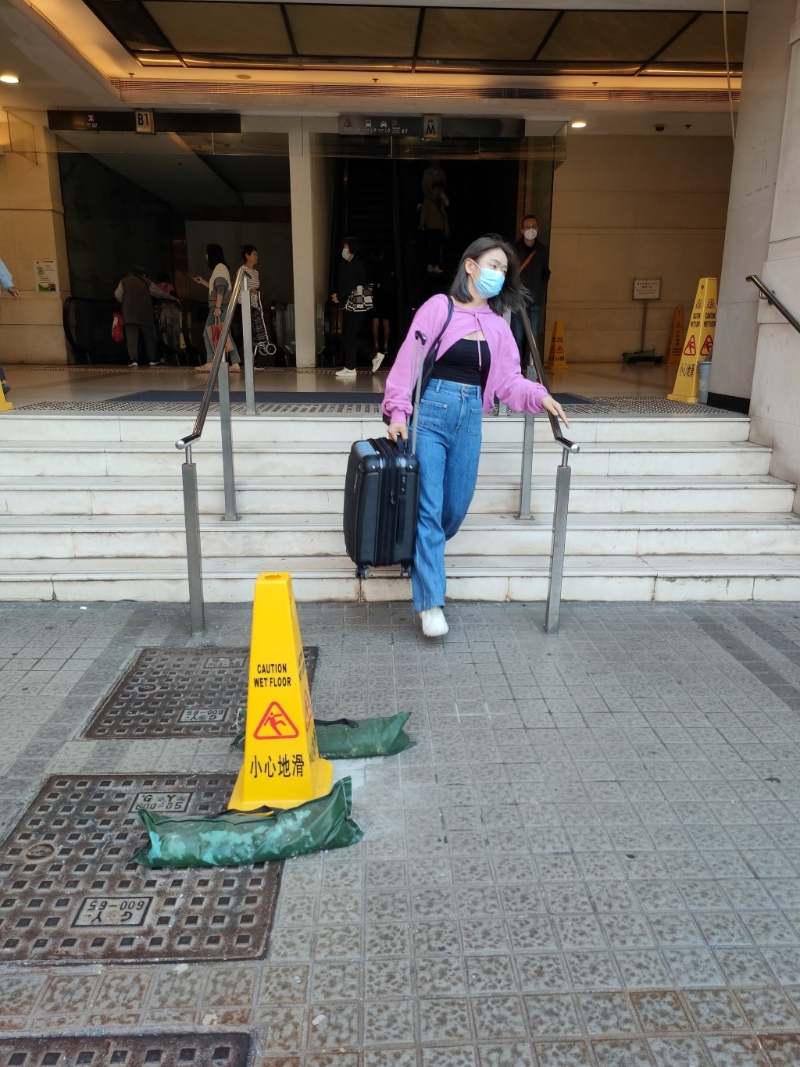 若游客攜行李或持拐杖的老人家，途經上址甚為不便。