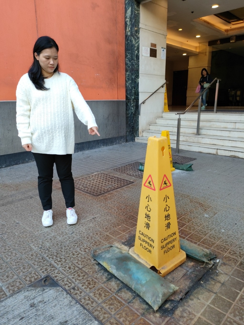 觀塘區(qū)議員馮韻斯指致電1823向渠務署反映后，獲回復屋苑管業(yè)處已訂制物料計劃盡快維修。