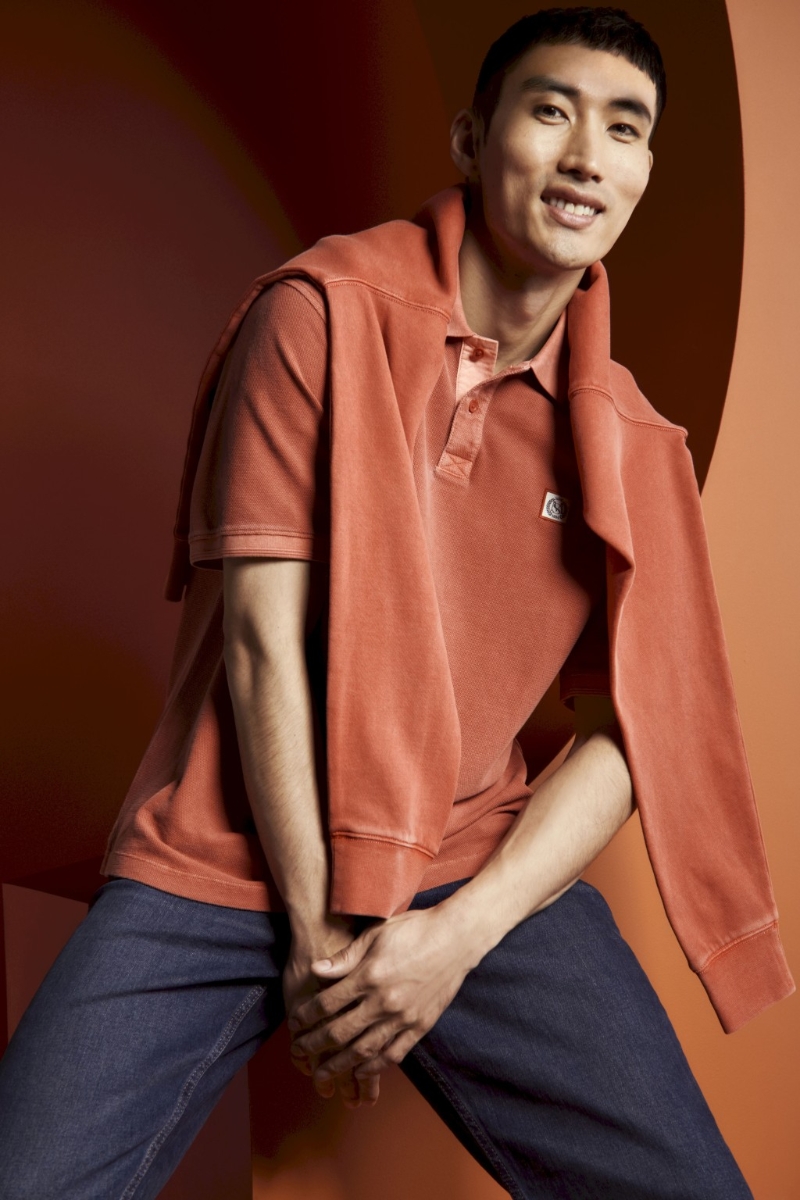 橙色純棉Polo衫，$299、復(fù)古洗水牛仔褲，$449，M，選購(gòu)男裝褲款2件或以上有8折。