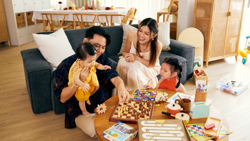 Love，Bonito除推出女裝新年服飾外，也帶來(lái)特別限定綺面男裝及童裝單品。 由1月22日起，于品牌門市購(gòu)物滿$688或以上，即可獲贈(zèng)限量筷子套裝，數(shù)量有限，送完即止。 （L）