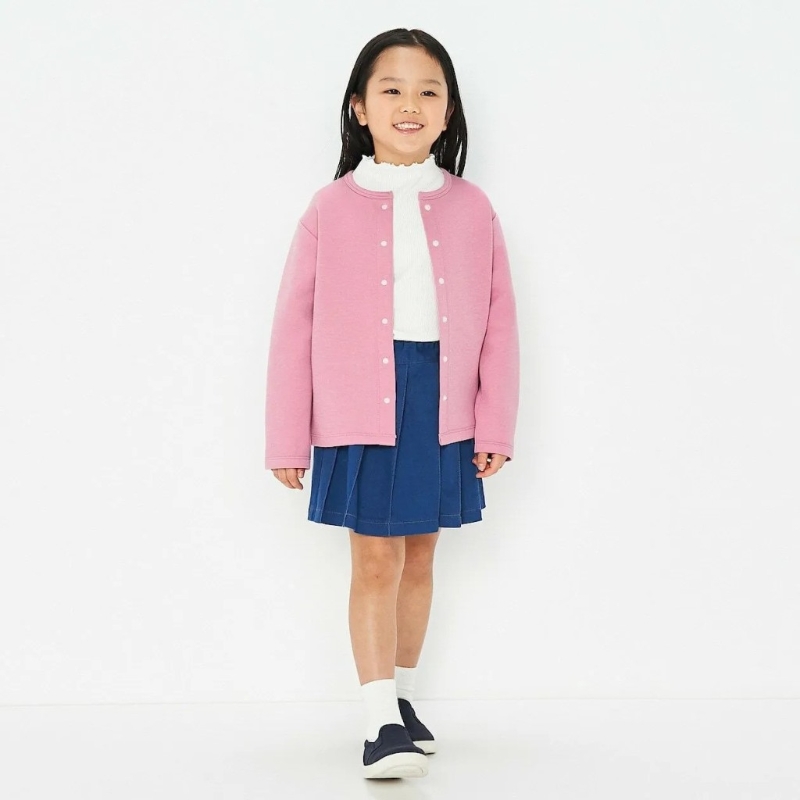 小童棉混二重針織衛(wèi)衣外套，原價(jià)$188、現(xiàn)售$158，MU，采用具速干性的材質(zhì)，配以雙層構(gòu)造編織而成。