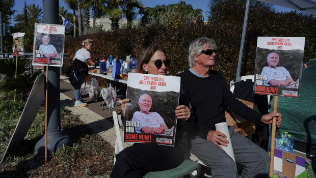 以色列人質(zhì)家屬聚集在內(nèi)塔尼亞胡私宅外抗議。