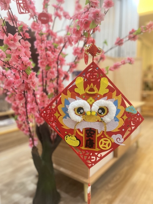 工作坊分為兩部分，包括新年 掛飾和揮春DIY，以及兒童繪圖 心理學(xué)。