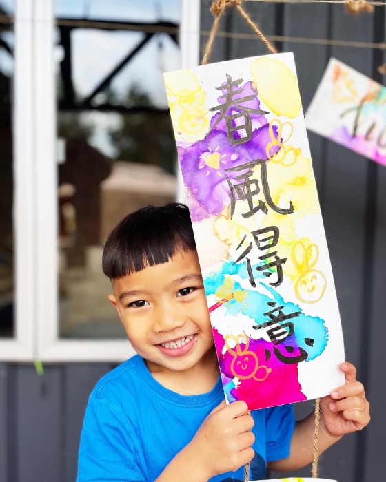 今年不妨突破傳統(tǒng)，利用顏色鮮艷的酒精 畫(huà)揮春來(lái)迎接繽紛璀璨的龍年。