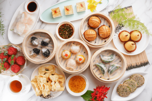 可以任食40款點心小食，如鮮味蝦餃皇、蟹籽燒賣皇、蟲草花濃湯鮮竹卷、松化脆蛋散、千層飄香榴蓮酥等。