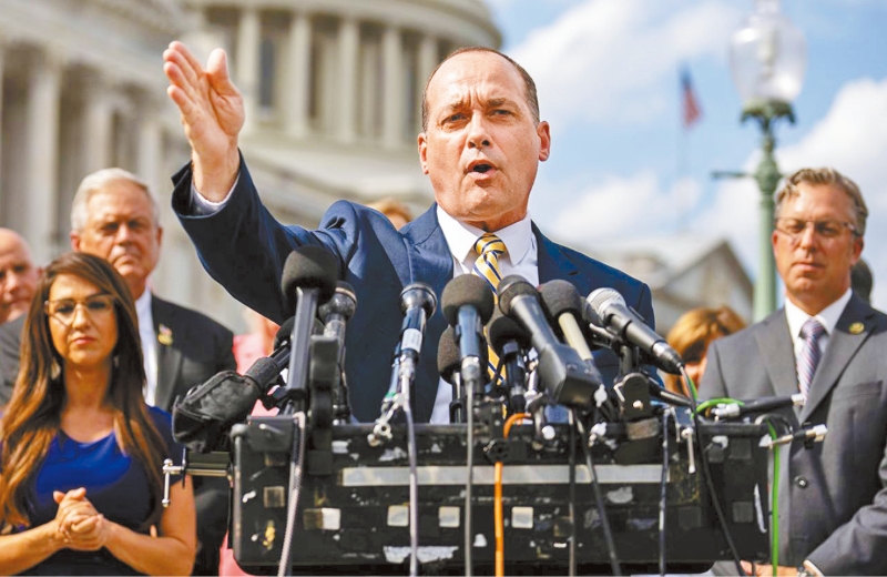 原本支持德桑蒂斯的眾議院自由黨團主席古德（中），宣布改為支持特朗普競選總統(tǒng)。 資料圖片