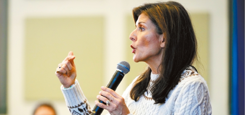 海莉猛烈攻擊特朗普，指責(zé)他不誠(chéng)實(shí)與獨(dú)裁者扯上關(guān)係，更質(zhì)疑他的心智和精神狀態(tài)能否勝任總統(tǒng)一職。 美聯(lián)社