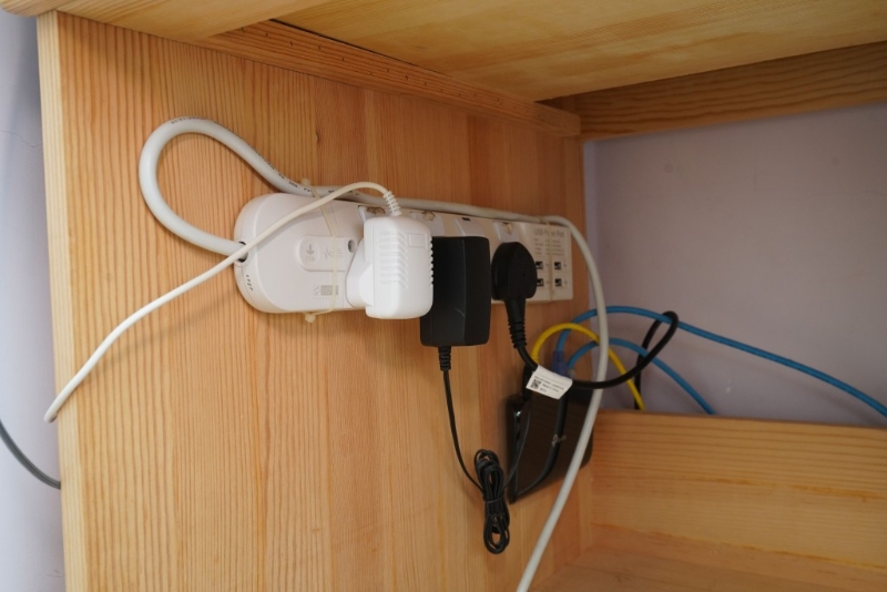 建議把拖板固定在墻壁或書(shū)桌板上，既能減少凌亂感覺(jué)，也方便打掃。