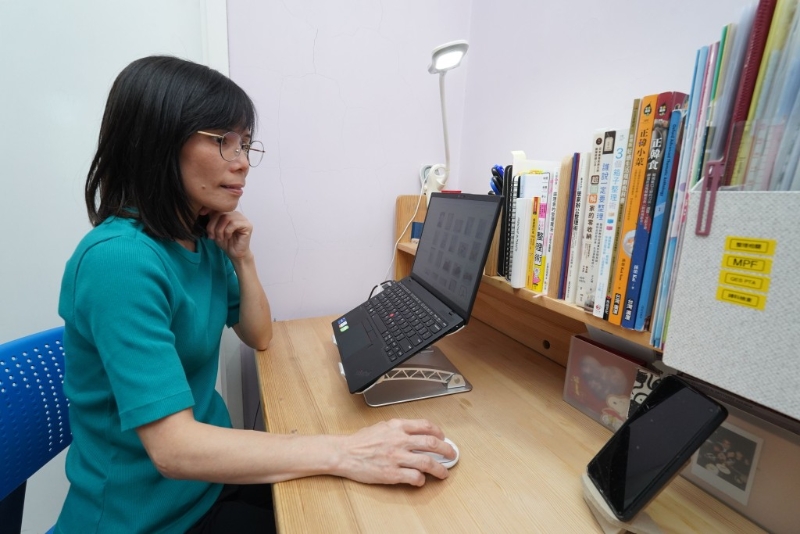 臺(tái)燈應(yīng)該放置在慣用手的對(duì)側(cè)，以避免寫(xiě)字時(shí)出現(xiàn)暗影。