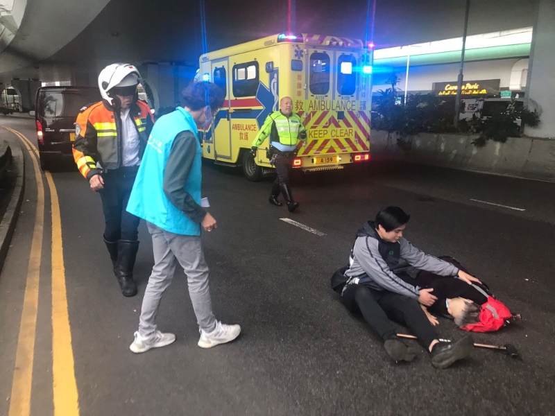 86歲婆婆領(lǐng)取晚餐途中被客貨車撞倒，電車職員見狀坐地陪伴在側(cè)。