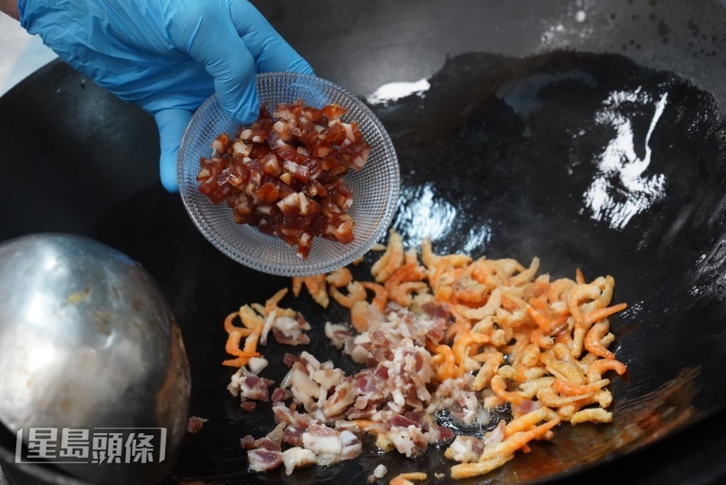 先炒香臘味更油香豐腴。