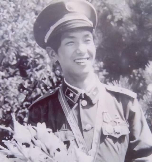 農(nóng)村出身的田明建在軍中表現(xiàn)突出，是一名神槍手。 網(wǎng)絡(luò)圖片