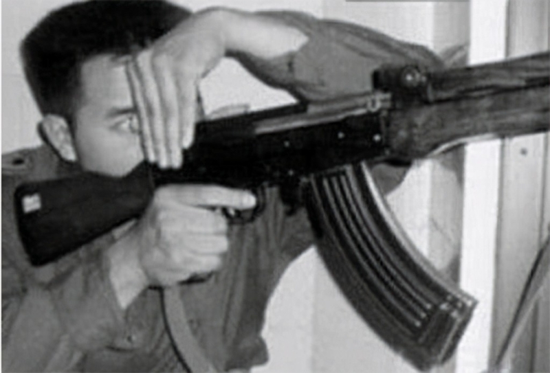 網(wǎng)傳田明建手持81式步槍的照片。