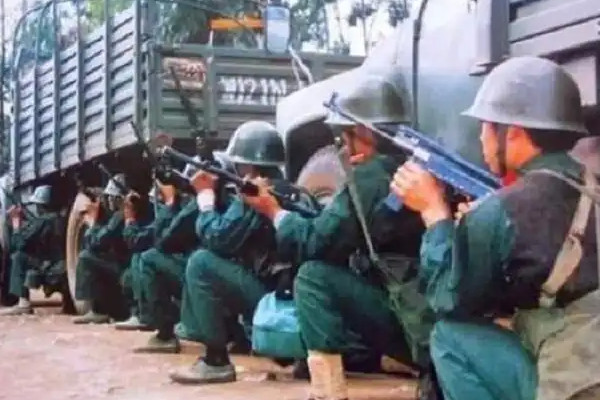 逾千名軍警圍捕田明建。 網(wǎng)絡(luò)圖片