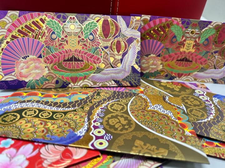 將利是擺放在財(cái)位位置，放到新十五才拆，就可以聚集財(cái)氣，增強(qiáng)財(cái)運(yùn)。