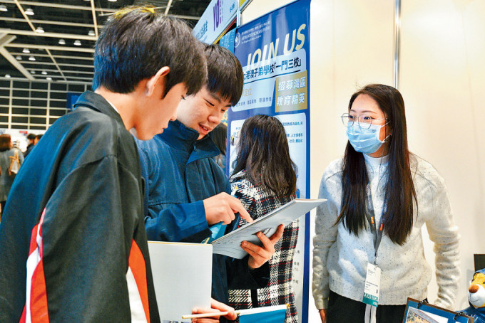 維港教育集團(tuán)于職業(yè)及教育博覽擺設(shè)攤位，冀有助招聘港籍教師。