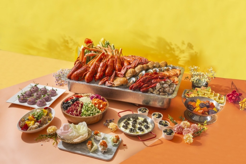 港青酒店YMCA年初二賀歲煙花夜4樓禮堂及平臺花園自助晚餐/原價$1,527、KKday優(yōu)惠價$1,088起/KK，菜式包括鮑參烏雞佛跳牆、燒T骨羊扒及燒有骨牛肉西冷等，每位賓客可獲贈天臺觀賞煙花入場券1張，惟數(shù)量有限，售完即止。