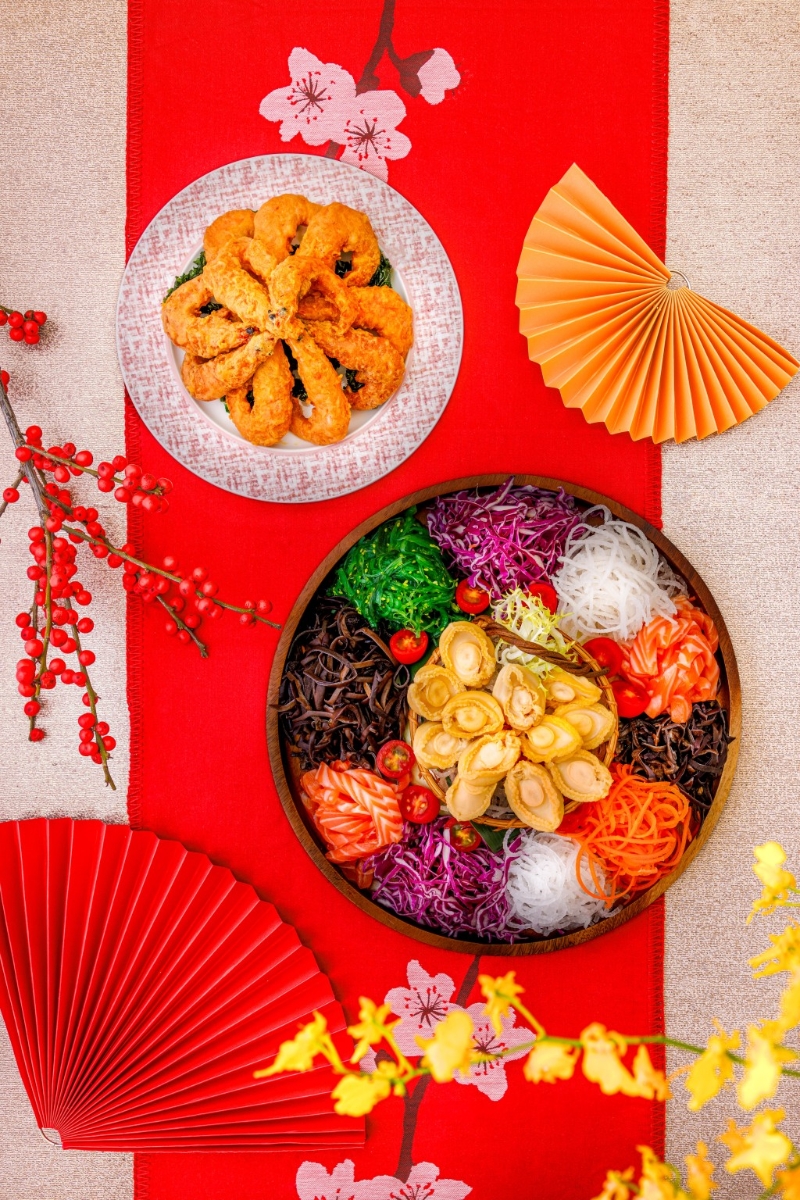 「龍騰福躍」新春自助晚餐/成人$838、小童$588/H，賀年菜式包括風(fēng)生水起鴻運來（鮑魚撈起）、鴻運當(dāng)頭四季紅（炸黃金蝦）及發(fā)財好市添大利（髮菜豬脷扒時蔬）等，首100位於eShop付全費預(yù)訂2月11日自助晚餐可享8折，其後則85折。 