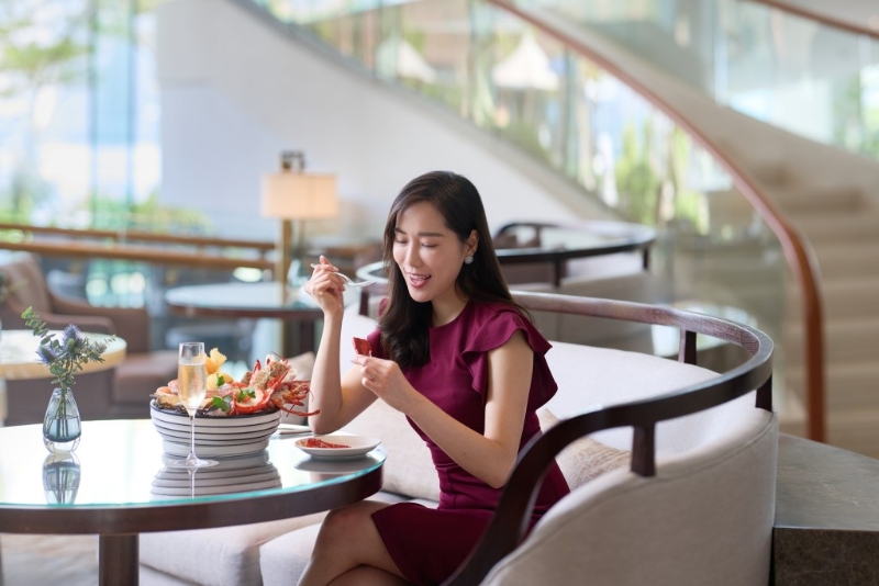 大堂茶座新年璀璨煙花夜海鮮拼盤香檳套餐/2位/$888/KH，包括波士頓龍蝦1隻、鮑魚及鱈場蟹蟹腳各4隻等，首40名惠顧客人可免費進入Red Sugar貴賓區(qū)，欣賞農(nóng)曆新年煙花匯演。（嘉里酒店Facebook）