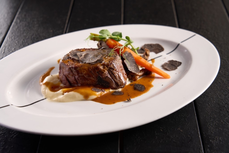 六道菜煙花晚宴連指定香檳/2位用/原價$4,796、優(yōu)惠價$4,388/P，包括主菜的香脆巴馬火腿鮟鱇魚伴魚子白酒汁及M5和牛柳伴芹菜根慕絲等。