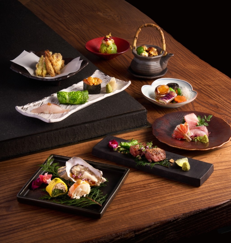 權(quán)八新春煙火晚宴/每位$1,280/G，菜式有吞拿魚腩、由甘魚及牡丹蝦刺身、磯煮鮑魚伴海參及炭燒宮崎和牛伴福岡青椒仔等，惠顧此套餐可以優(yōu)惠價$298、$468及$2,988享用180ml、280ml或1.8L的14代吟撰吟釀。