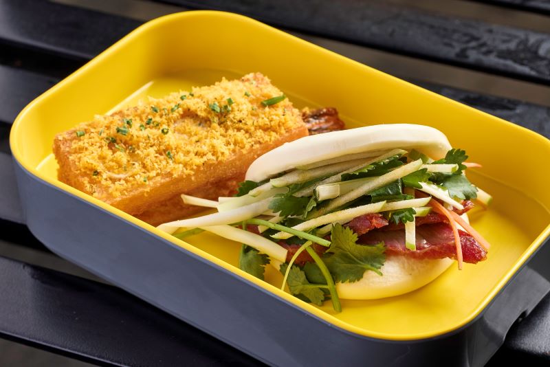 位於香港藝術(shù)館維港海傍露天餐廳INK Cafe新年煙花派對/4人用/原價$4,950、KKday優(yōu)惠價$4,730/K，包括叉燒刈包、蘋果捲心菜沙律及招牌蝦多士配鹹蛋及柚子蛋黃等精選小食，另有1支香檳及8杯酒精或無酒精飲品。 