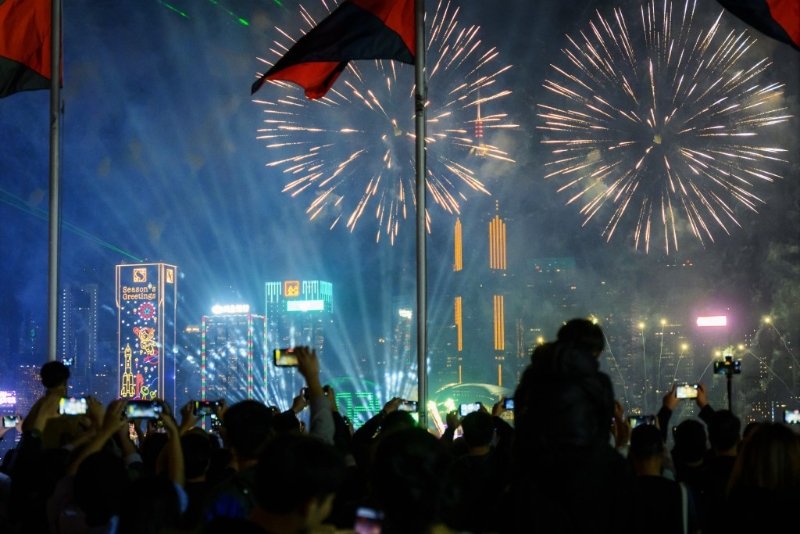 海港城首次夥拍場內(nèi)餐廳合推「農(nóng)曆新年開年飯?zhí)撞汀?，只要透過網(wǎng)上平臺Klook預(yù)訂指定餐廳的煙花套餐，即可免費換領(lǐng)海運大廈露天停車場煙花觀賞活動的入場券。（K）