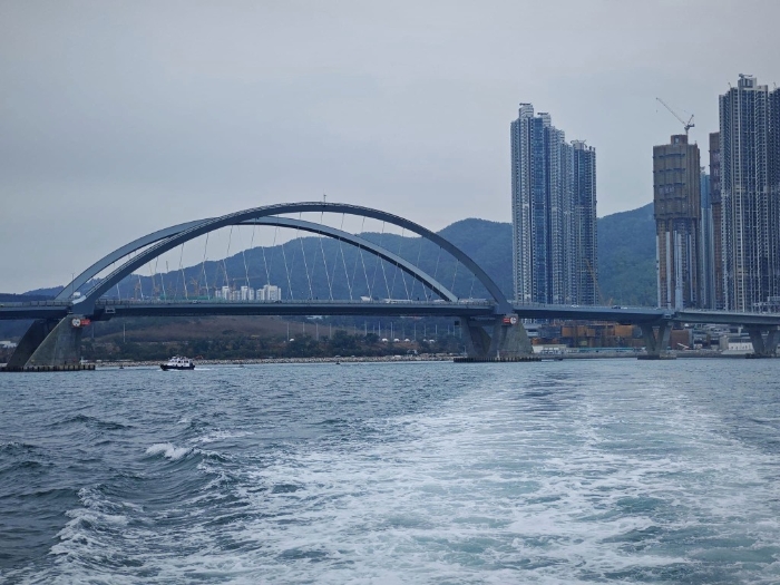 乘搭街渡過程中可欣賞跨灣大橋風(fēng)光。