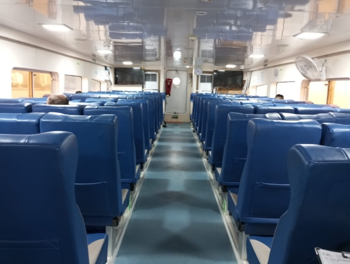 船內(nèi)乘客人數(shù)廖廖可數(shù)。