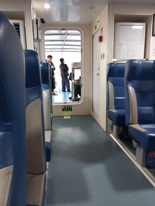 繁忙時段船內(nèi)乘客不足10人。