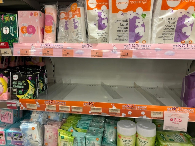 萬寧的棉花棒被搶購一空。 讀者提供