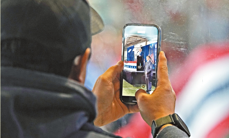 圖為前總統(tǒng)特朗普1月27日出席拉斯維加斯一場(chǎng)競(jìng)選活動(dòng)，出席者在臺(tái)下拍照。美聯(lián)社