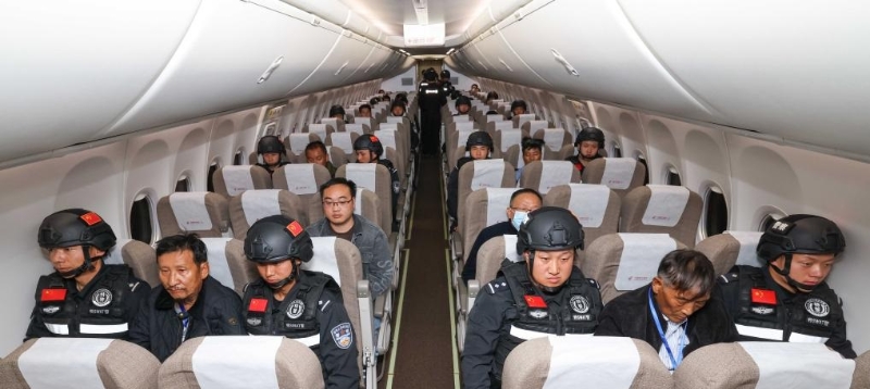 前排押解的是白所成（右） 魏懷仁（左）。新華社