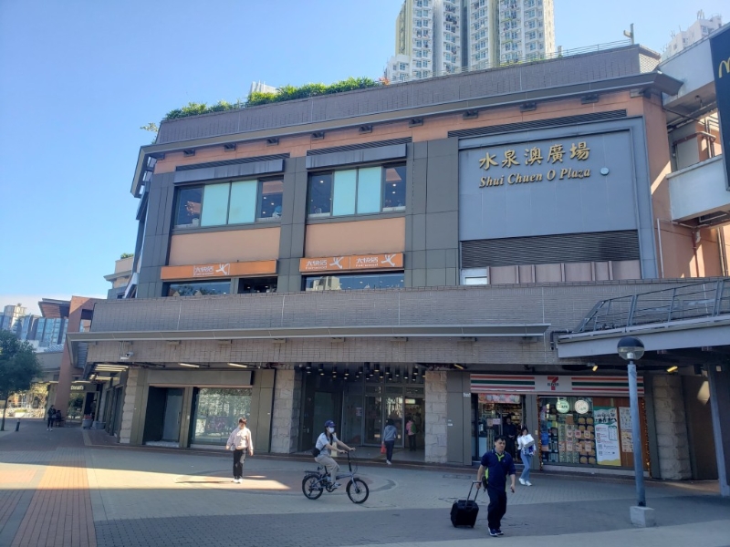 水泉澳邨廣場(chǎng)樓高三層，有接近60個(gè)鋪位。