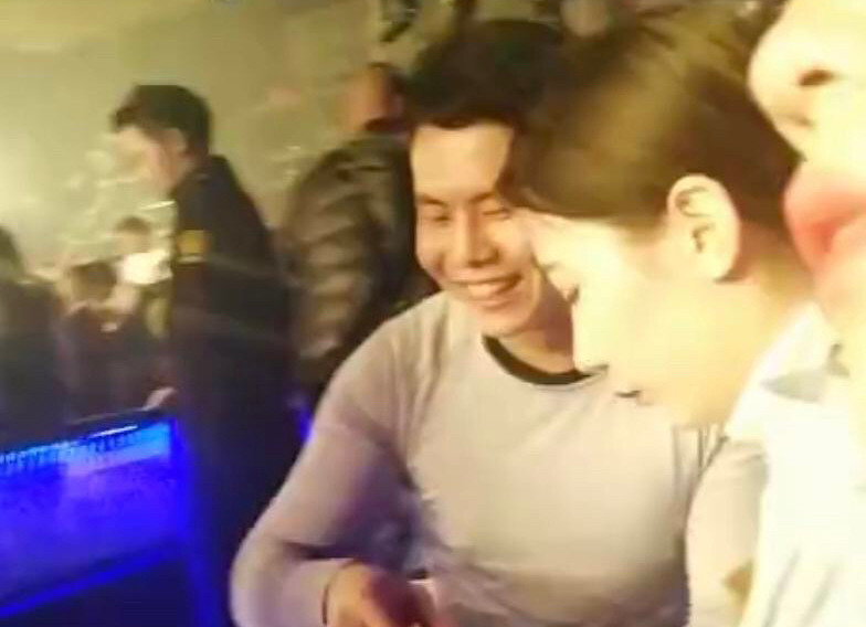 吳謝宇逃亡期間，網(wǎng)民在微博上發(fā)布了疑似吳謝宇陪酒的影片。 微博