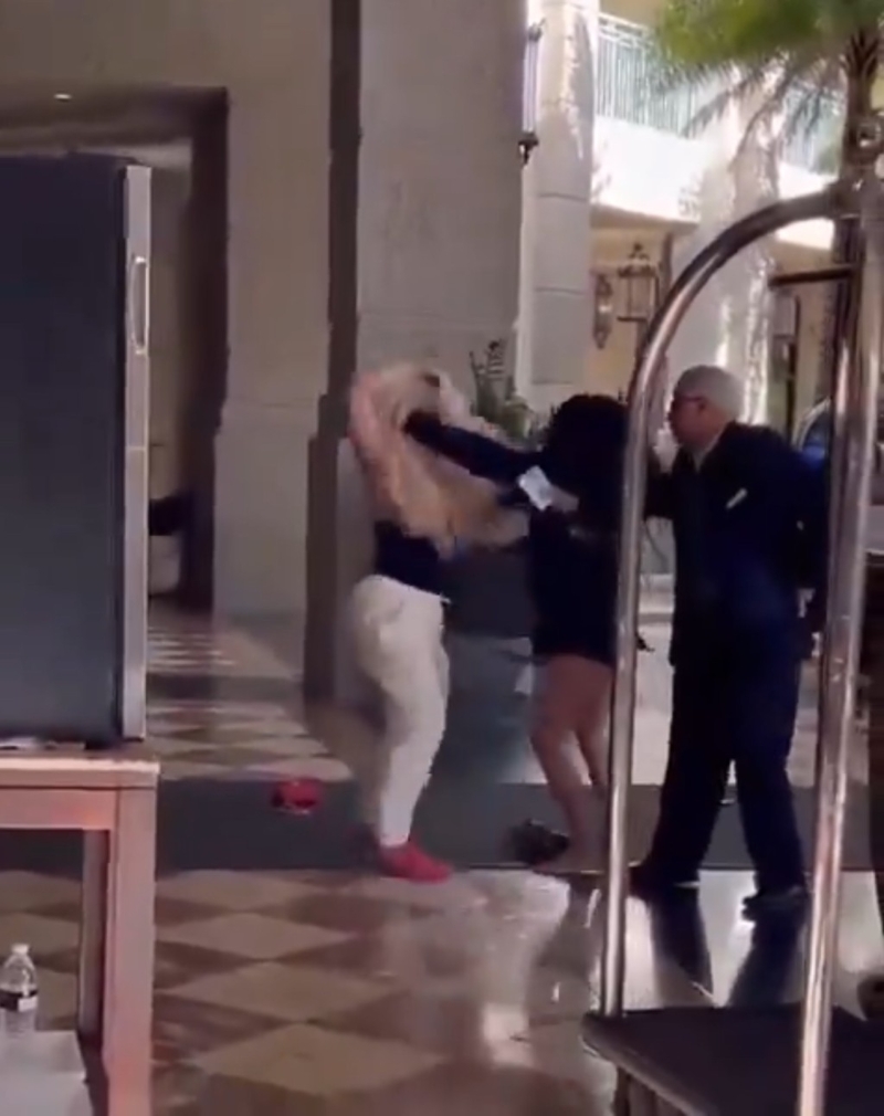 對(duì)方也不甘示弱，扯白褲tubetop（背心）女的頭發(fā)。 X