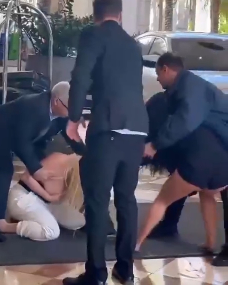 酒店職員“近距離接觸”，此前白褲tubetop（背心）女終于想起要以手護(hù)胸。 X