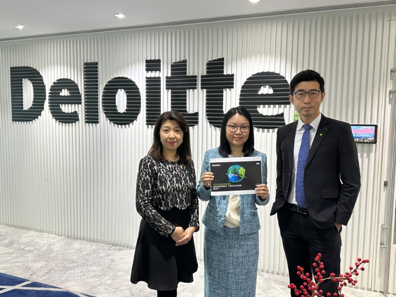 德勤“香港財政預算案小組”成員兼德勤中國稅務合伙人戚維之（左起）、尹佩儀、潘宗杰。